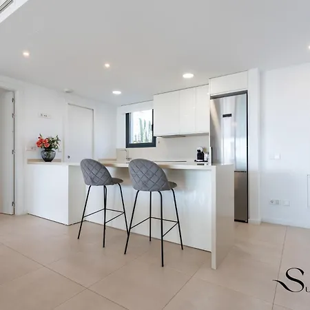 Luxury Escape With Pools, Gym & Sauna Apartment