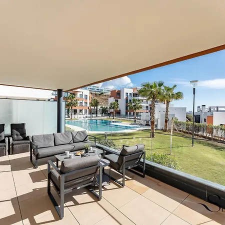 Luxury Escape With Pools, Gym & Sauna Apartment *