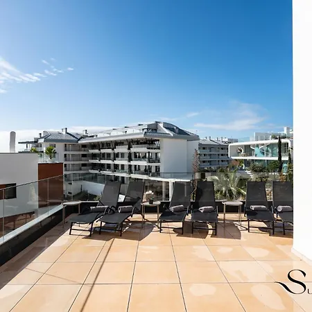 Apartment Luxury Escape With Pools, Gym & Sauna *