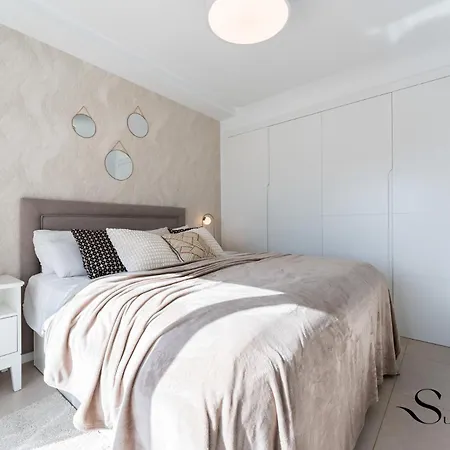 Apartment Luxury Escape With Pools, Gym & Sauna