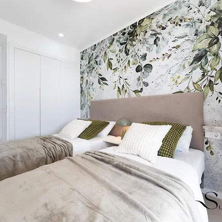 Luxury Escape With Pools, Gym & Sauna Apartment *