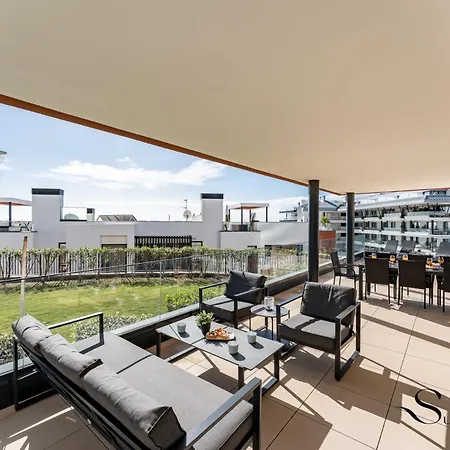 Apartment Luxury Escape With Pools, Gym & Sauna *