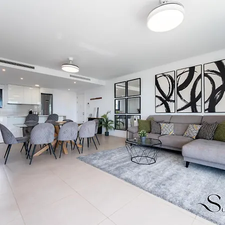 Luxury Escape With Pools, Gym & Sauna Apartment