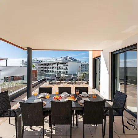 Apartment Luxury Escape With Pools, Gym & Sauna