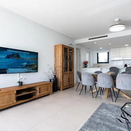 Luxury Escape With Pools, Gym & Sauna Apartment *