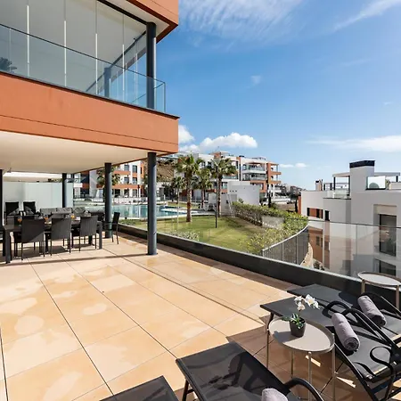 Apartment Luxury Escape With Pools, Gym & Sauna